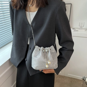 Elegante zilveren strass emmertas met parelkoord en metalen kettingriem voor dames mode