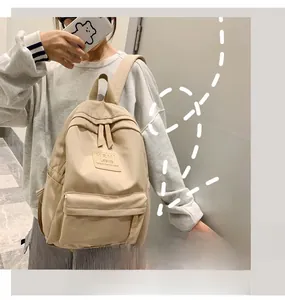 Detailansicht eines beigen Nylon-Rucksacks mit Doppelreißverschluss und MRMI-Etikett