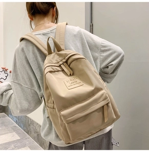 Rückansicht eines khakifarbenen Nylon Rucksacks im koreanischen Stil an einem Model