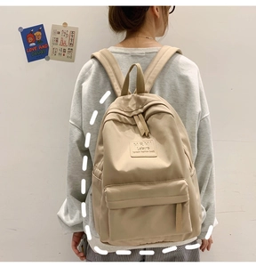 Rückansicht eines beigen Damen-Rucksacks mit großem Fassungsvermögen am Modell