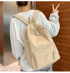 Detailansicht des beigen Freizeitrucksacks mit MRMI-Label auf dem Rücken getragen