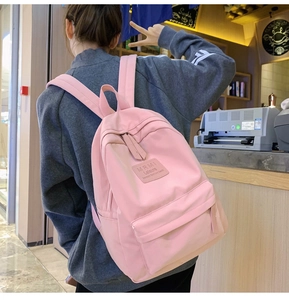 Rosa Damenrucksack aus Nylon mit Leder-Logo-Etikett und breiten, bequemen Schultergurten