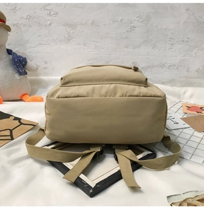 Detailansicht des khakifarbenen Segeltuch-Rucksacks mit verstellbaren Trägern und Boden