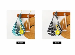 Details von grünen und schwarzen Schachbrett-Stofftaschen mit gelben Sonnenblumen