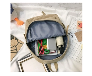 Geräumiges Innenleben des beigen Rucksacks mit blauem Futter zeigt Platz für viele Bücher