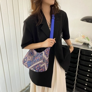 Sac cabas en tricot ethnique aux motifs géométriques et large bandoulière bleue