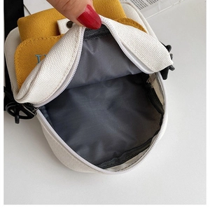 Primer plano del bolso bandolera de lona Harajuku con compartimento interior y cremallera