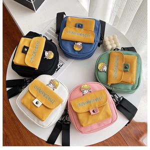 Bolsos bandolera de lona de colores con bolsillos en contraste y lindos bordados