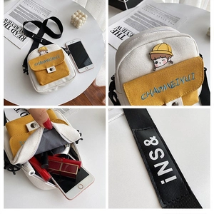 Detalle de la capacidad interior del mini bolso de lona con móvil y cosméticos