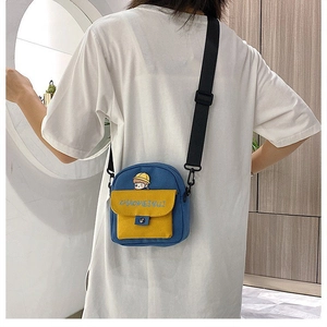 Primer plano del bolso bandolera de lona Harajuku con solapa de dibujo animado
