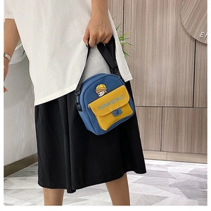 Detalle de mini bolso bandolera de lona con bordado y correa larga ajustable