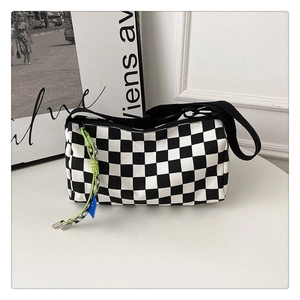 Sac à bandoulière à motif damier avec tirettes de zip fluo et bandoulière large stylée