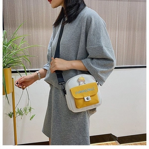 Primer plano de bolso bandolera de lona estilo Harajuku con bordado de niño lindo