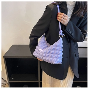 Détail du sac nuage matelassé violet clair avec tissu texturé et bandoulière nouée