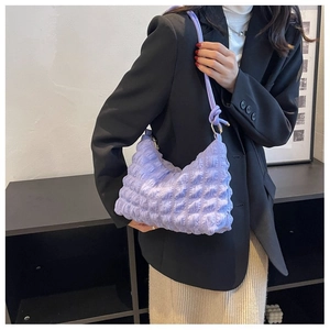Détail du sac nuage froncé violet avec bandoulière nouée et garniture dorée