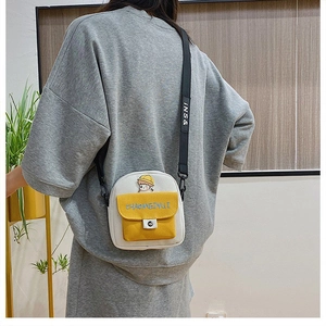 Bolso bandolera de lona estilo japonés con parche de dibujos en la espalda