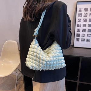 Sac à bandoulière matelassé vert menthe style nuage porté par un mannequin