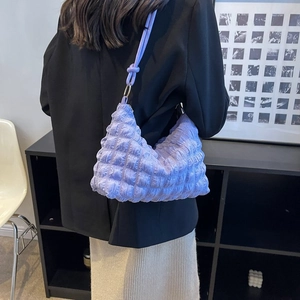 Sac nuage lilas matelassé avec plis texturés et bandoulière souple pour femmes