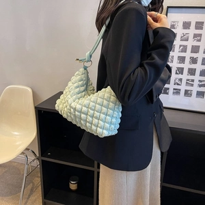 Sac nuage matelassé vert menthe avec texture plissée et détails dorés élégants