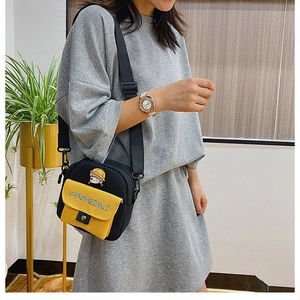 Detalle del bolso bandolera de lona estilo Harajuku con bordado y correa amarilla