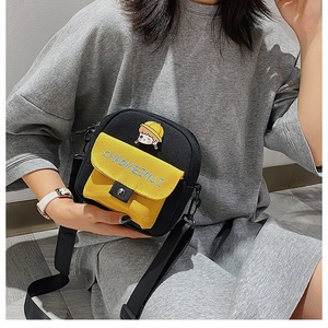 Mini bolso bandolera de lona con parche de dibujos animados y diseño en negro y amarillo