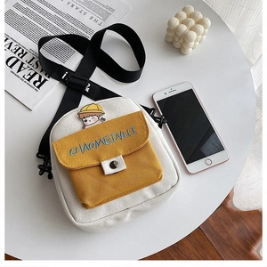 Detalle de bolso bandolera de lona estilo Harajuku con bordado de dibujos animados