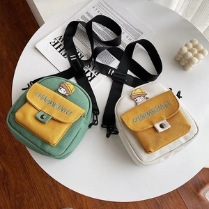 Bolso bandolera de lona estilo japonés en colores contraste con pin de dibujo animado