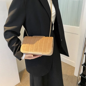 Vintage Umhängetasche aus champagnerfarbenem Samt mit Plisseemuster und Goldkette