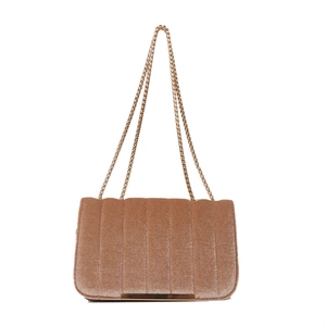 Sac bandoulière élégant en velours rose poudré avec matelassage et chaîne dorée