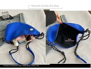 Détail de l'intérieur du sac bandoulière bleu avec espace pour téléphone et maquillage