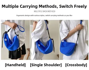 Trois façons de porter ce sac croissant bleu: à la main, à l'épaule et en bandoulière