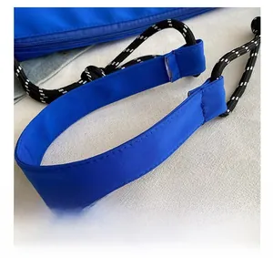 Détail d'une bandoulière en nylon haute densité avec corde tissée bleue et blanche de sac