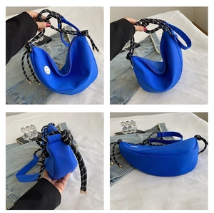 Vues détaillées du sac croissant bleu cobalt avec corde tressée et écusson smiley