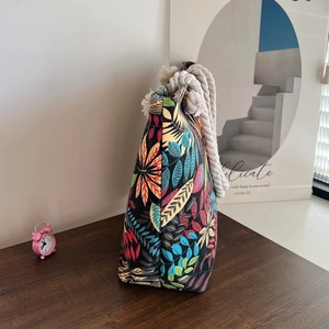Detail der Canvas-Tasche mit Tropenblatt-Print und dekorativen Baumwollseil-Griffen