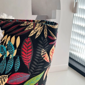Detail der Strandtasche aus Segeltuch mit Blattprint und weißen Baumwollquasten