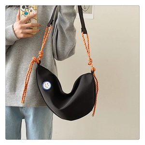 Sac demi-lune en toile noire avec bandoulière en corde orange et écusson sourire bleu