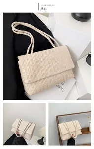 Detail der cremeweißen Strohtasche mit Fischgrätenmuster und Klappverschluss-Design