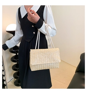 Detail der handgewebten beige Umhängetasche mit feinen Riemen an einem Modell
