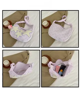 Détails du sac besace en toile rayée violette avec étoiles en peluche et bandoulière