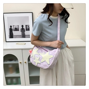 Sac bandoulière demi-lune violet clair avec étoiles en peluche et sangle tissée rayée