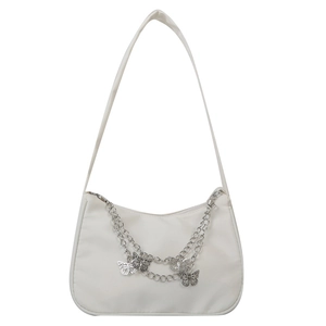 Bolso de hombro tipo media luna en nailon blanco con cadenas decorativas de mariposa