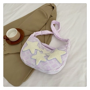 Détail du sac demi-lune lavande avec étoiles en peluche et tissu texturé