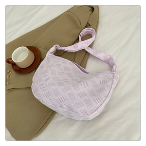 Détail du sac demi-lune tissé à rayures lilas avec fermeture éclair sur tissu doux