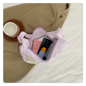 Vue détaillée de l'intérieur spacieux du sac violet contenant des objets du quotidien