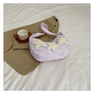 Détail du sac à bandoulière lilas avec tissu texturé et patchs en étoile peluche