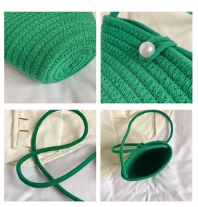 Vues détaillées du sac seau tissé vert avec fermoir perle et bandoulière en corde