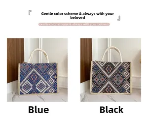 Dettaglio di borse tote etniche in tela con motivi geometrici intrecciati blu e neri
