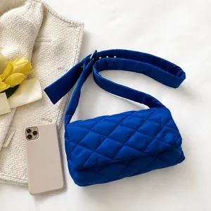 Détail du sac bandoulière matelassé bleu roi avec bandoulière large et boucle argent