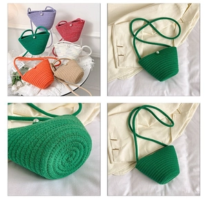 Vue détaillée du sac à bandoulière tissé en forme de coquille avec fermoir perle