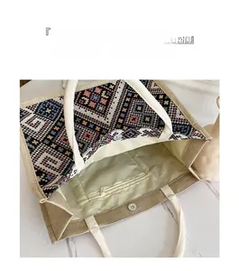 Dettaglio della borsa tote etnica che mostra la tasca interna con zip e chiusura magnetica